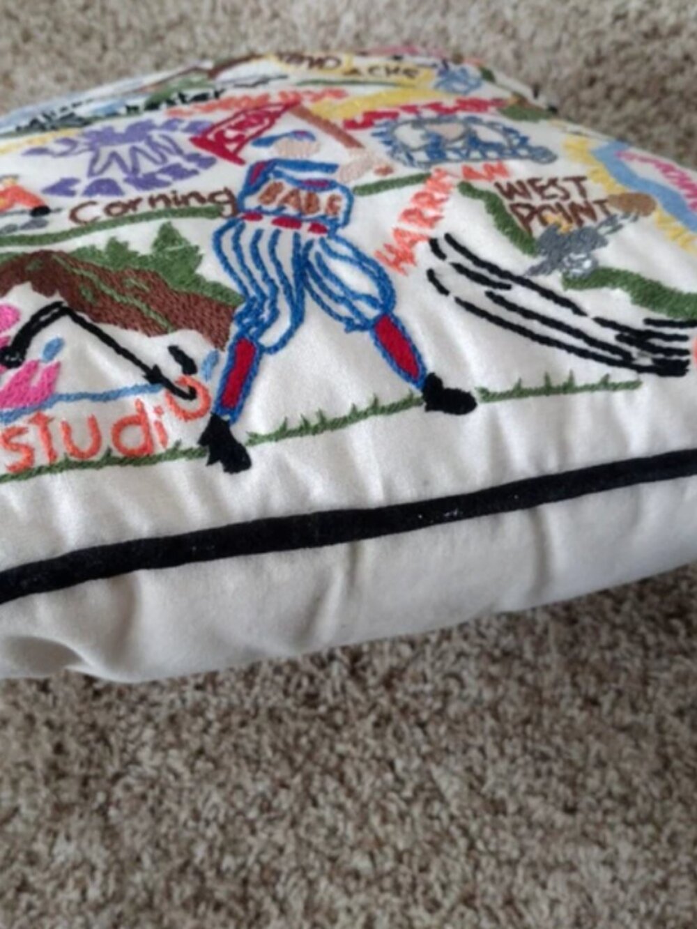 Catstudio New York Pillow Hand Embroidered, Iconic Places - Picture 14 of 16